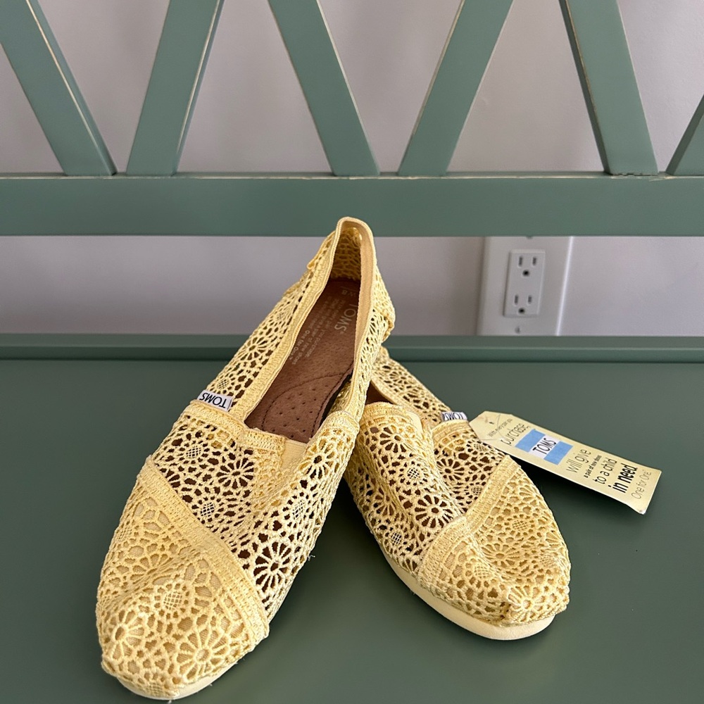 Yellow lace Toms sneakers, NWT, never been worn